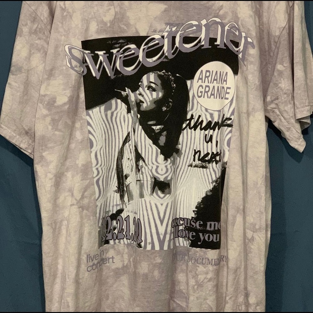 ariana grande short sleeve